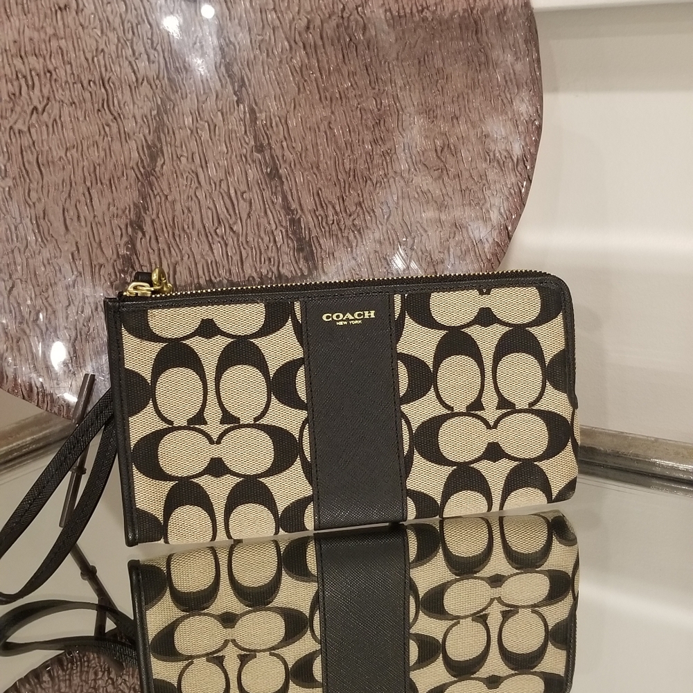 COACH Signature C Zippy Wallet Never Used